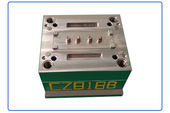 無線藍(lán)牙耳機(jī)模具加工案例CZ818B 小型注塑模具價格